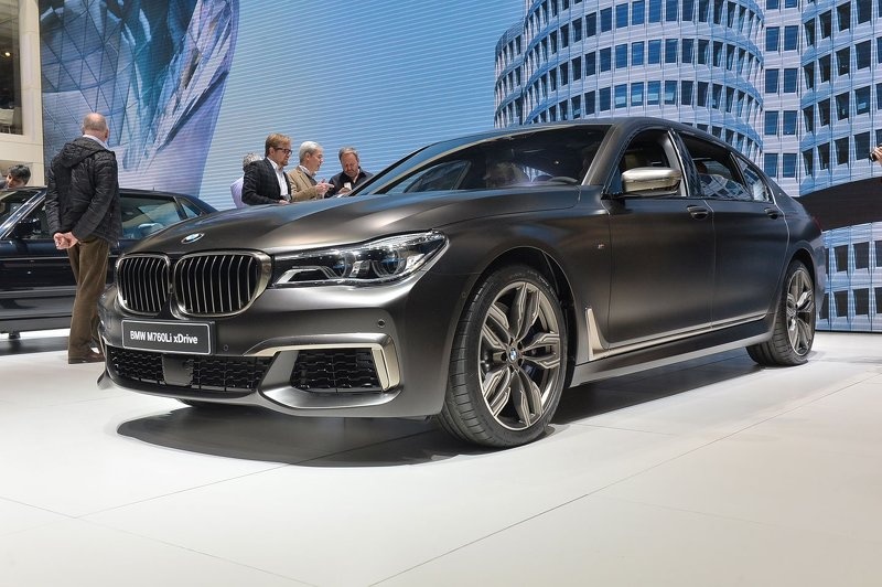 Xe sieu sang BMW thach thuc Mercedes Maybach hinh anh