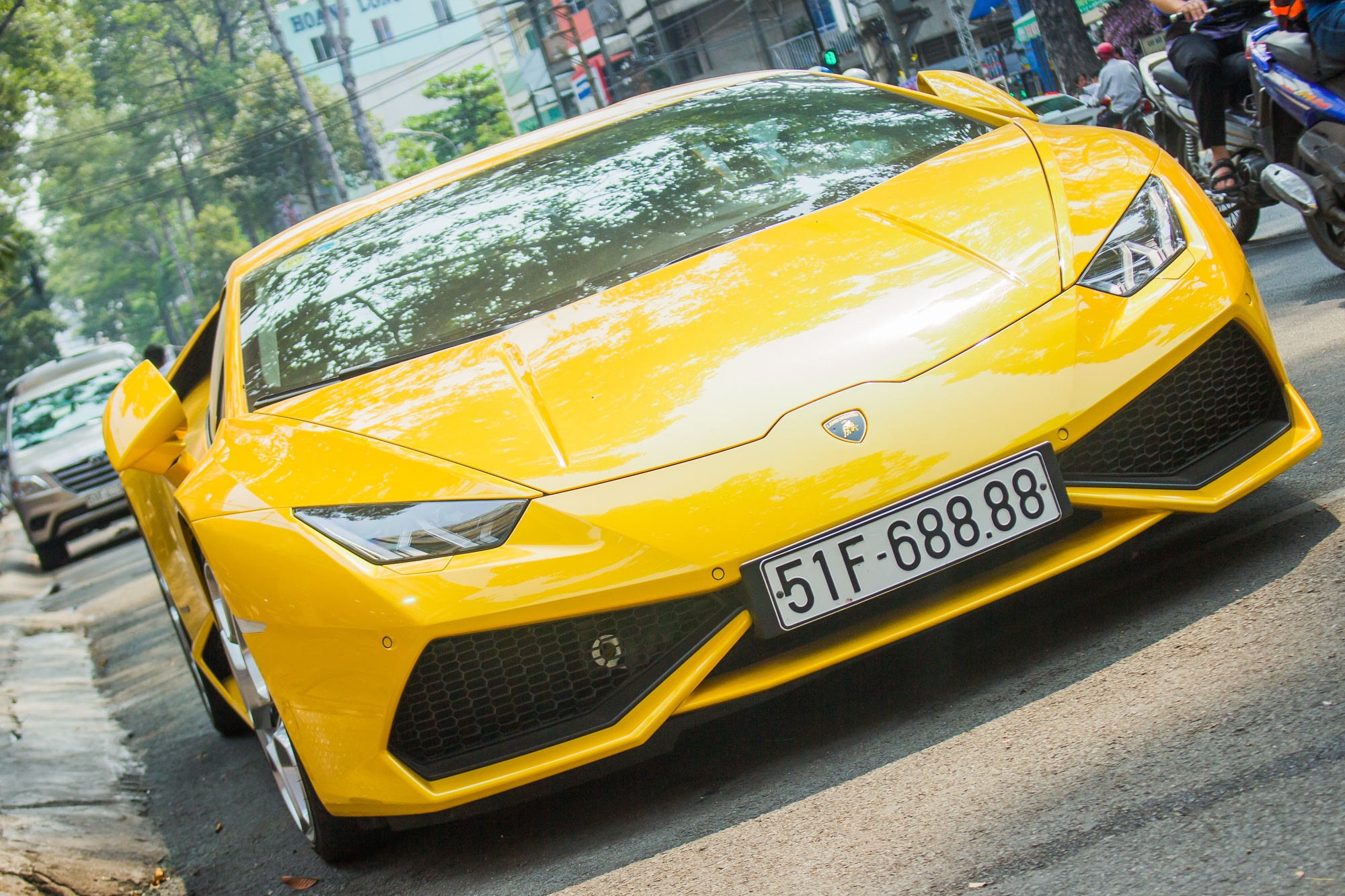 Lamborghini Huracan bien loc phat dao pho Sai Gon hinh anh