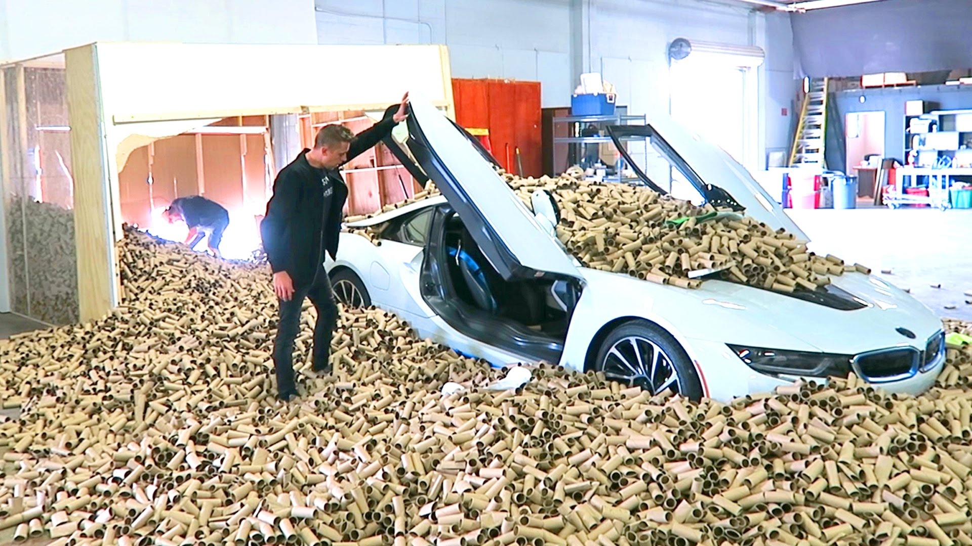 BMW i8 dam vao nha giay ve sinh hinh anh