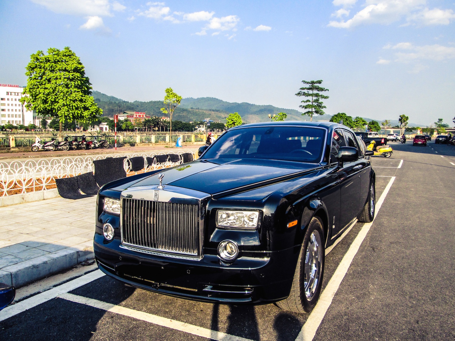 Rolls-Royce ban o cho xe cu ve tay dai gia Lao Cai hinh anh