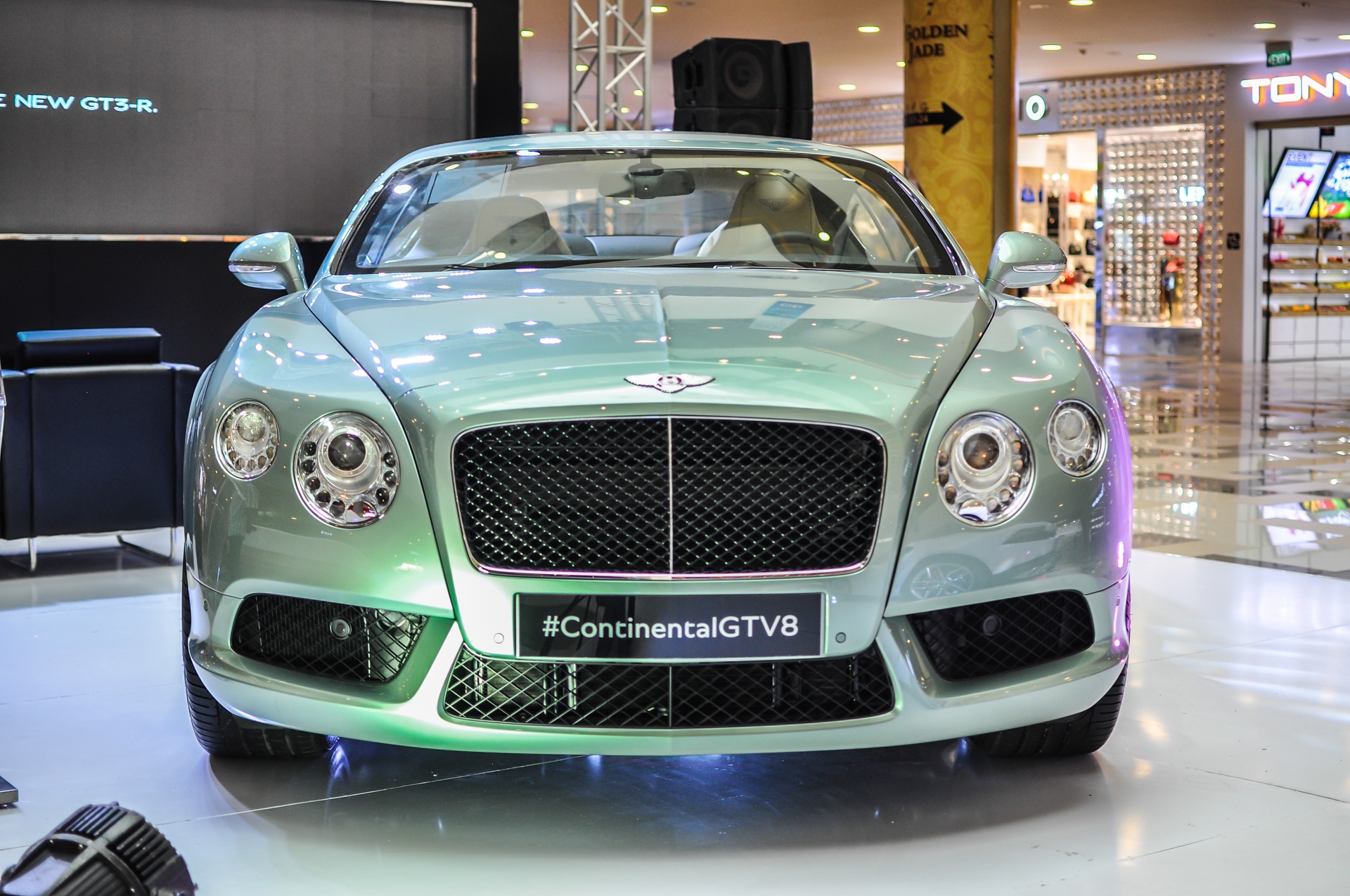 Bentley chinh hang vao Sai Gon tim khach hinh anh
