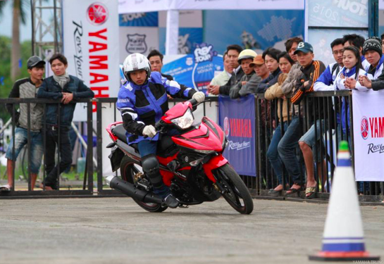 Biker Viet thi tai dieu khien xe con tay hinh anh