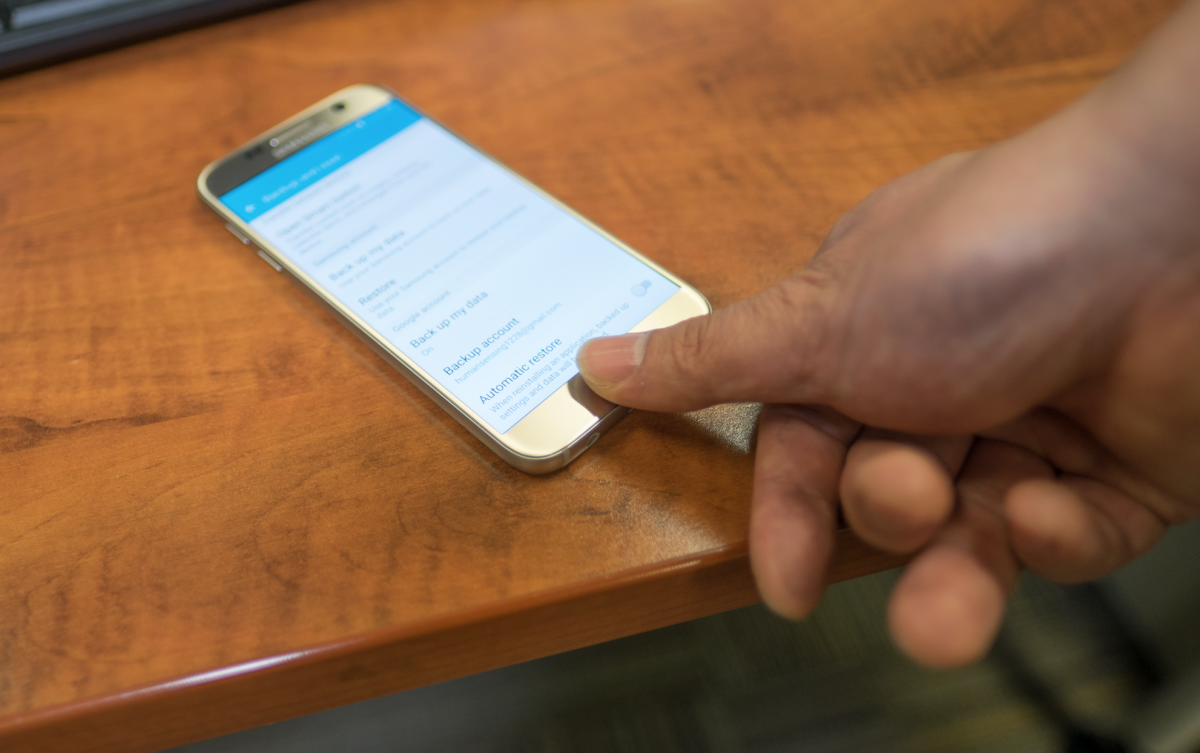 Bẻ khóa iPhone 6 và Samsung S6 ảnh 1 Be khoa iPhone 6 va Samsung S6 anh 1