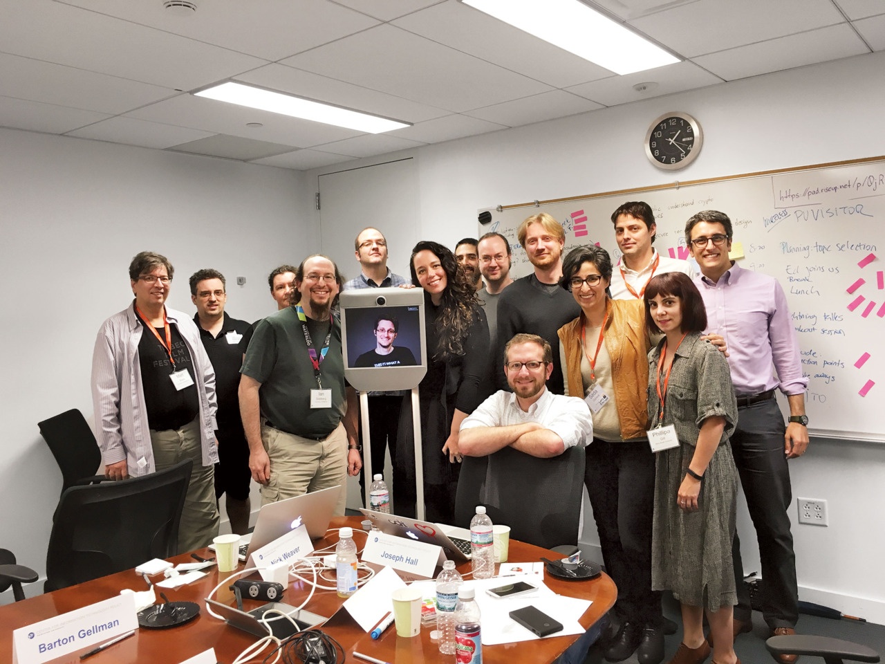 Thuong hieu Edward Snowden anh 4