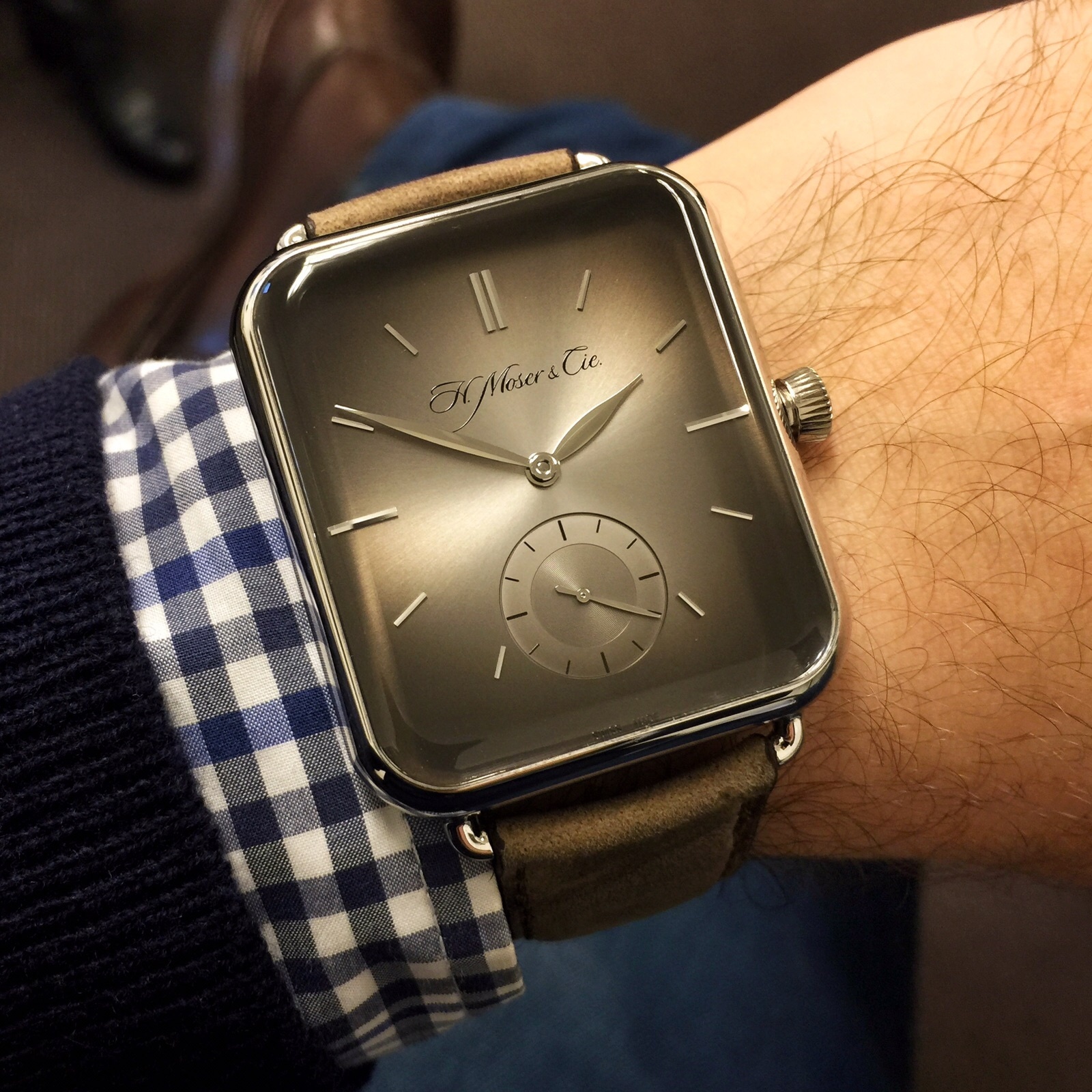 Swiss Alp Watch - dong ho giong Apple Watch gia hon 500 trieu hinh anh