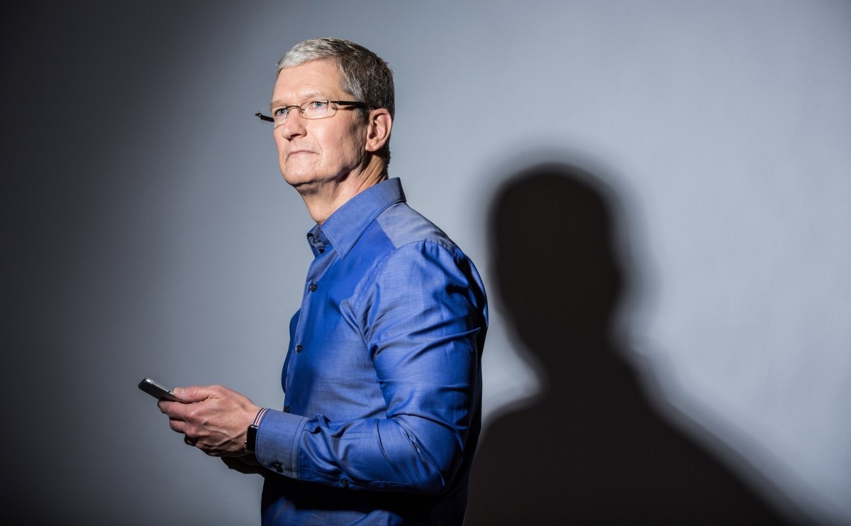 5 nam Tim Cook lam CEO Apple: Co don va cay dang hinh anh