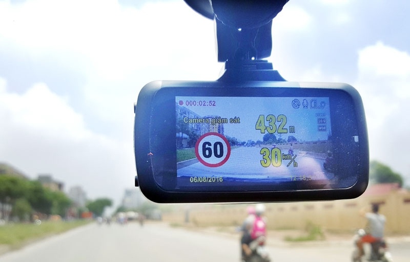 Webision S8 canh bao qua toc do bang giong noi hinh anh