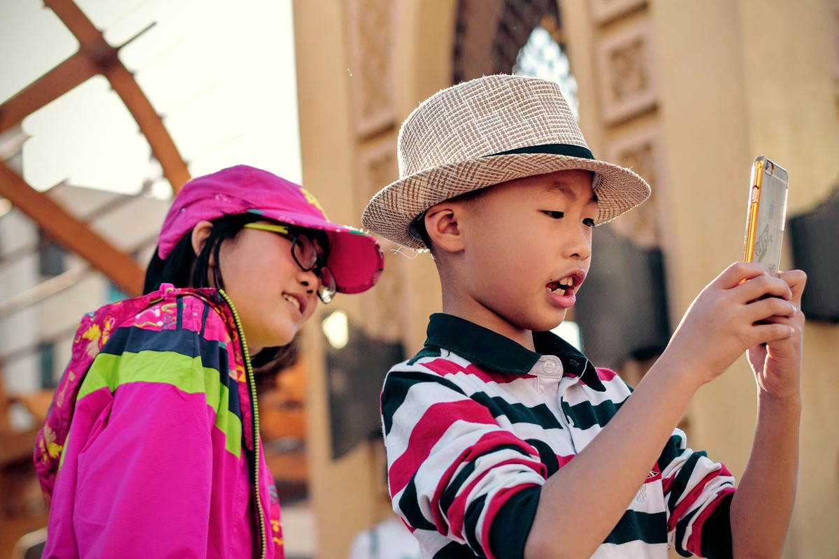 Tre em nen dung smartphone tu luc may tuoi? hinh anh