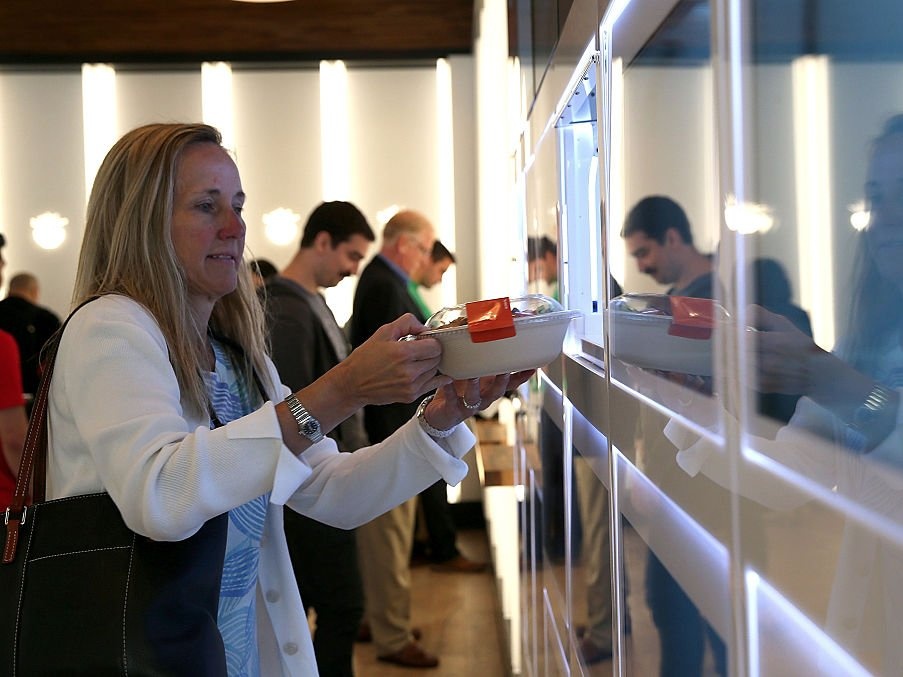 Sap toi thoi an uong do robot phuc vu anh 2