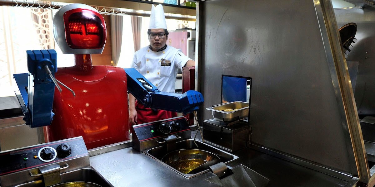 Sap toi thoi an uong do robot phuc vu anh 1