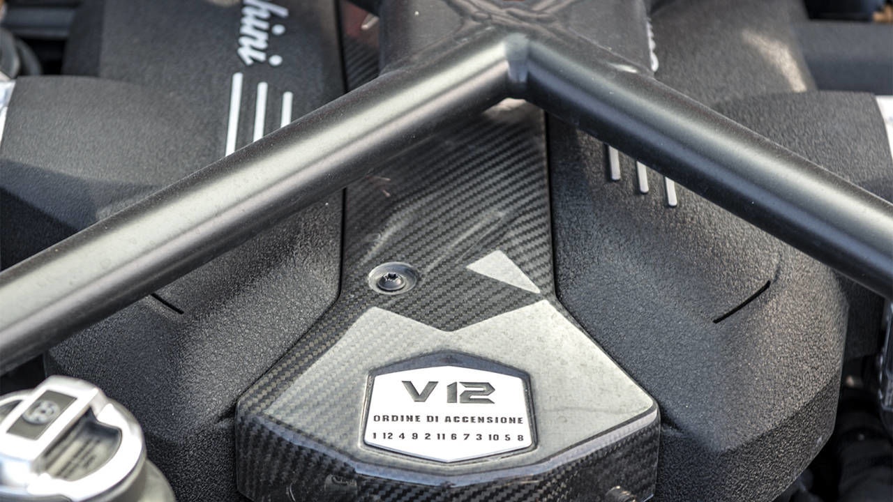 Lamborghini Aventador vs Ferrari F12 Berlinetta anh 2