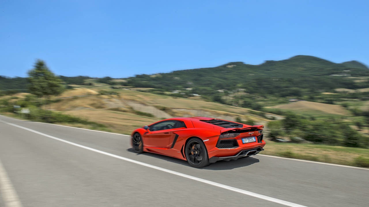 Lamborghini Aventador vs Ferrari F12 Berlinetta anh 3