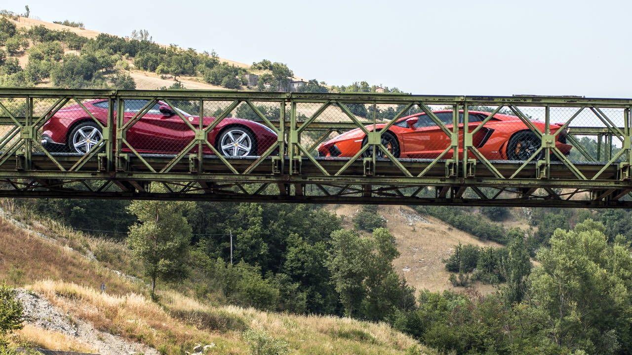 Lamborghini Aventador vs Ferrari F12 Berlinetta ảnh 1 Lamborghini Aventador vs Ferrari F12 Berlinetta anh 1