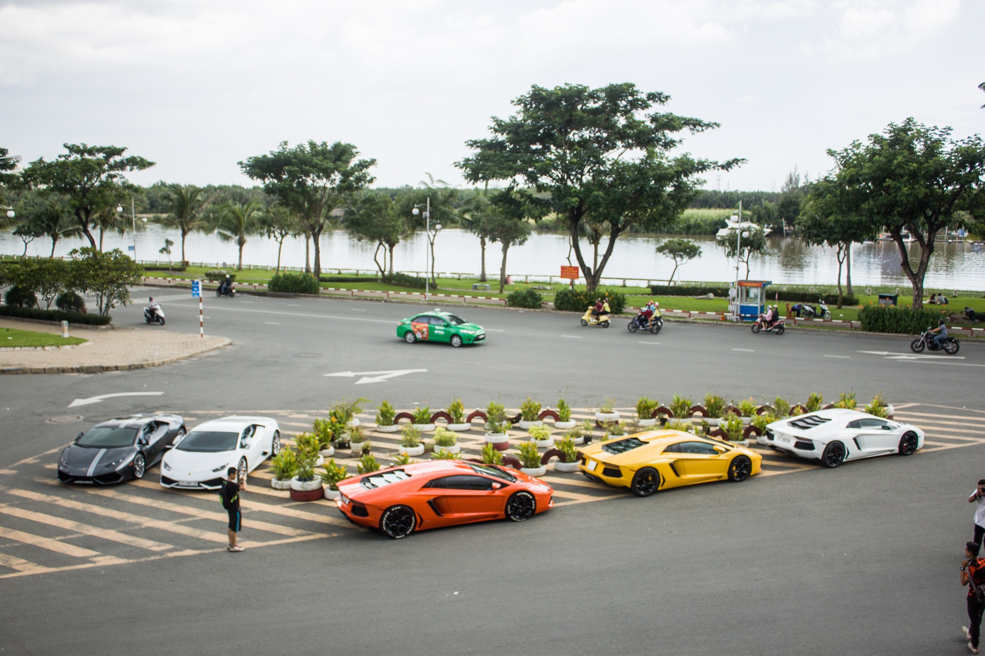 Dan Lamborghini offline tai Sai Gon hinh anh