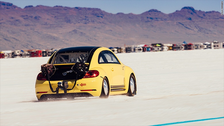 VW Beetle phá kỷ lục thế giới với tốc độ 330 km/h ảnh 2 VW Beetle pha ky luc the gioi voi toc do 330 km/h anh 2