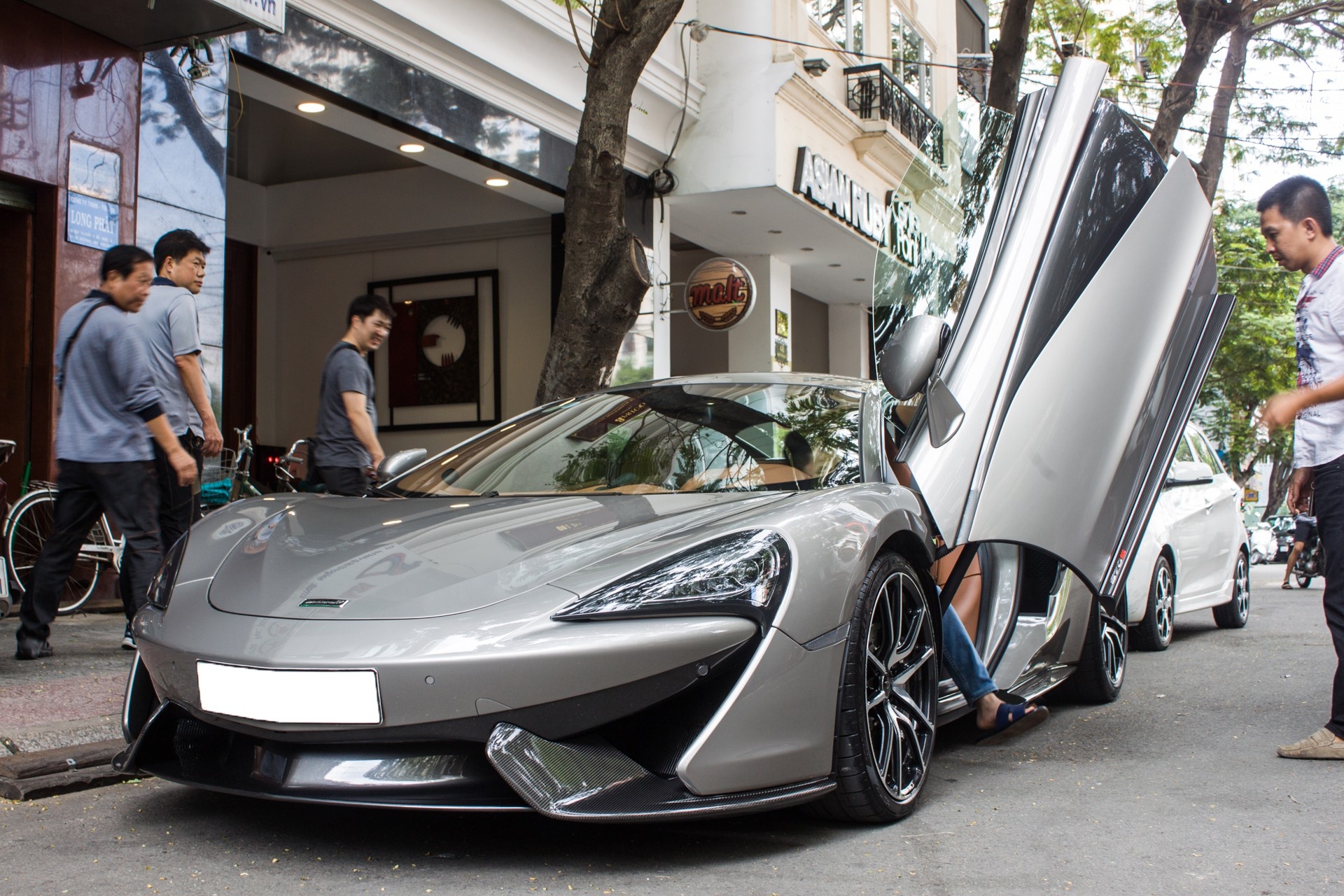 Cap doi sieu xe cua Cuong Do La dao pho Sai Gon hinh anh