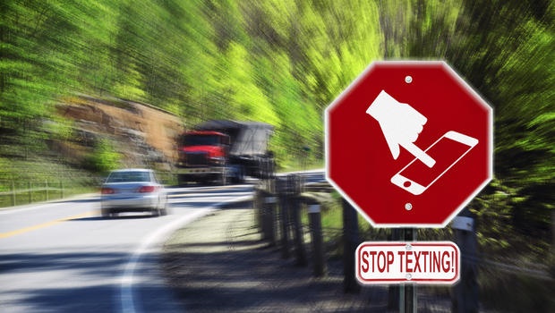 Dùng điện thoại khi lái xe ảnh 2 Dung dien thoai khi lai xe anh 2