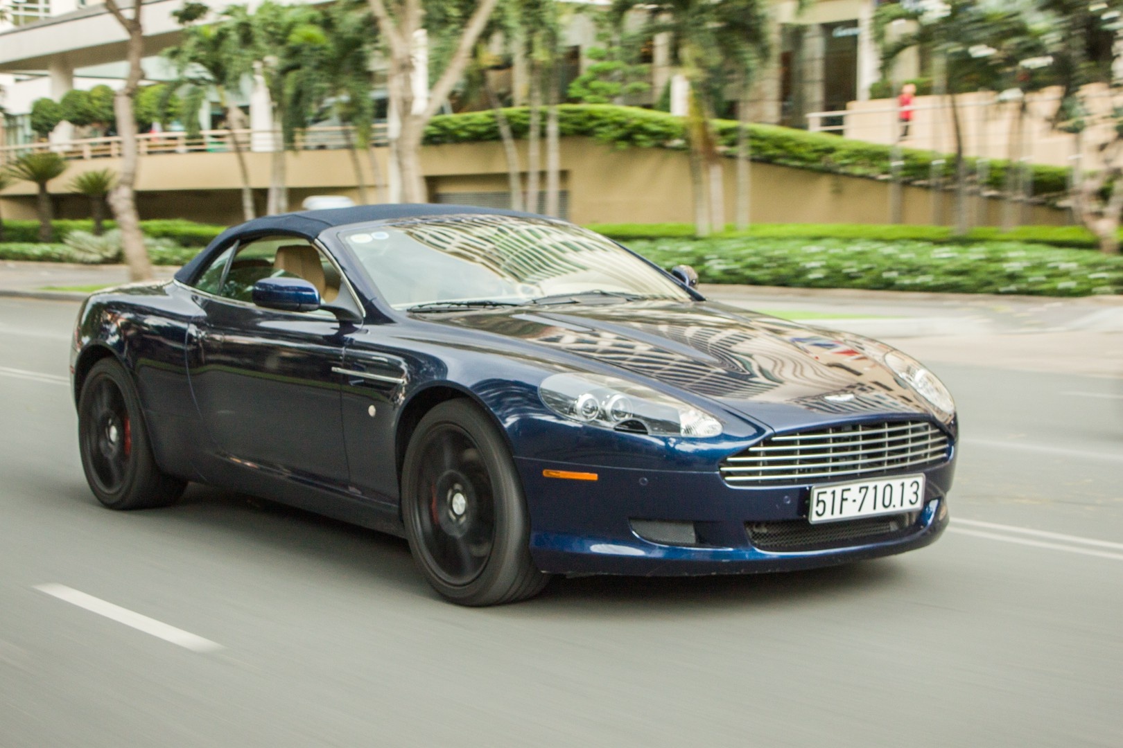 Aston Martin DB9 Volante ra bien trang tai Sai Gon hinh anh