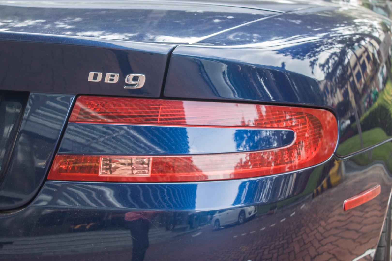 Aston Martin DB9 Volante anh 8