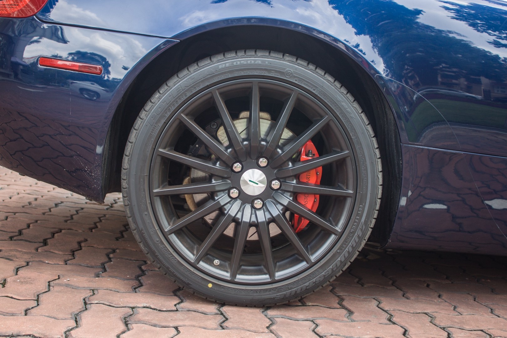 Aston Martin DB9 Volante anh 9