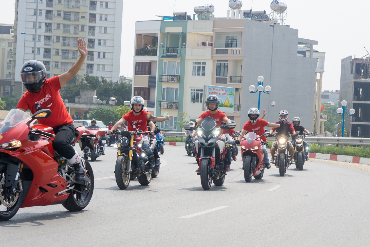 Hon 100 xe phan khoi lon dieu hanh tai Ha Noi hinh anh