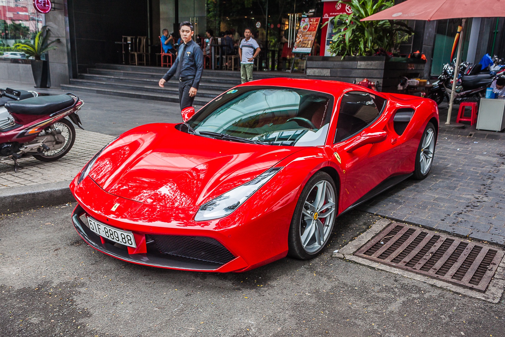 Dan sieu xe cua Cuong Do La thay phien dao pho Sai Gon hinh anh