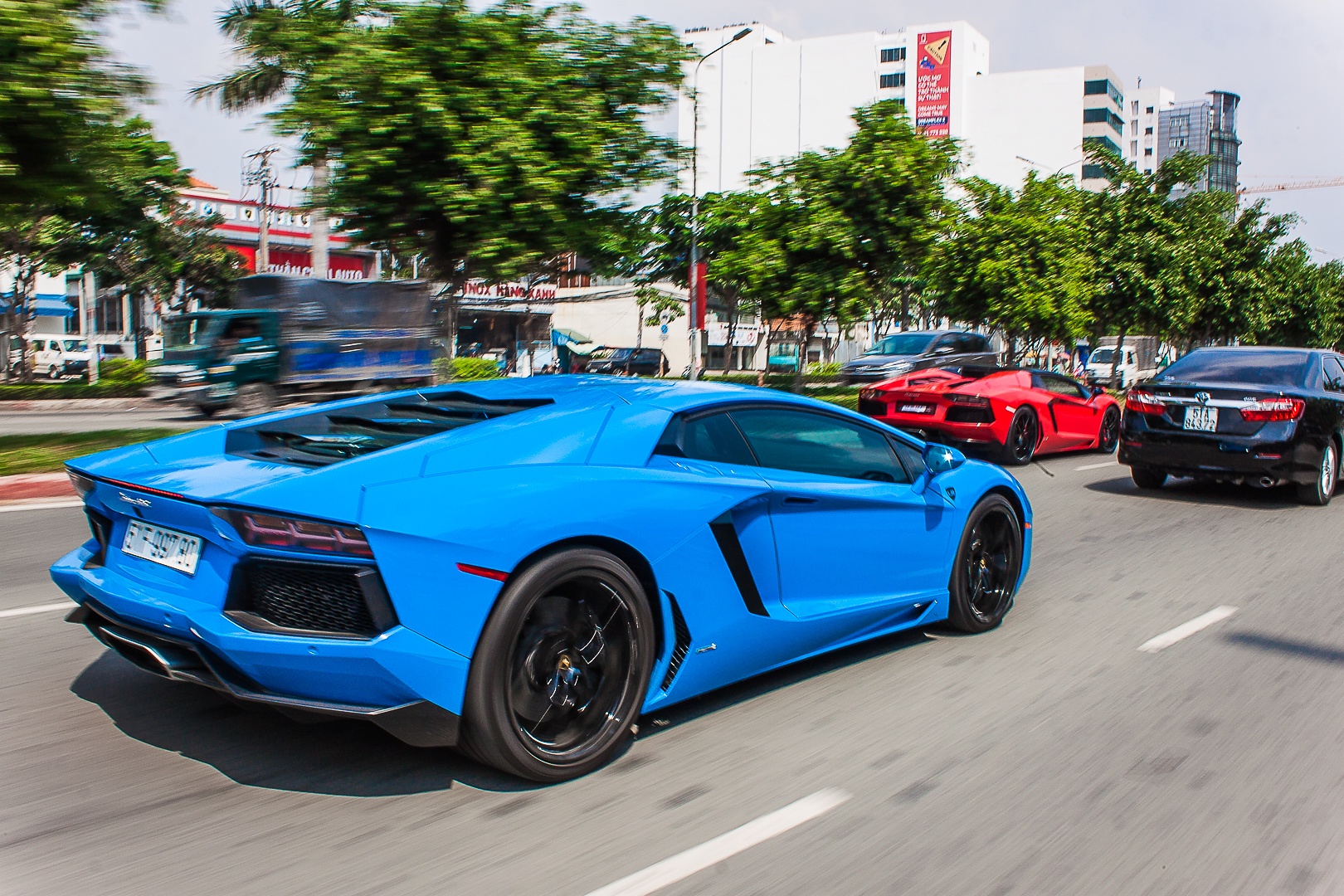 Cap doi Aventador doc nhat Viet Nam so ke toc do hinh anh