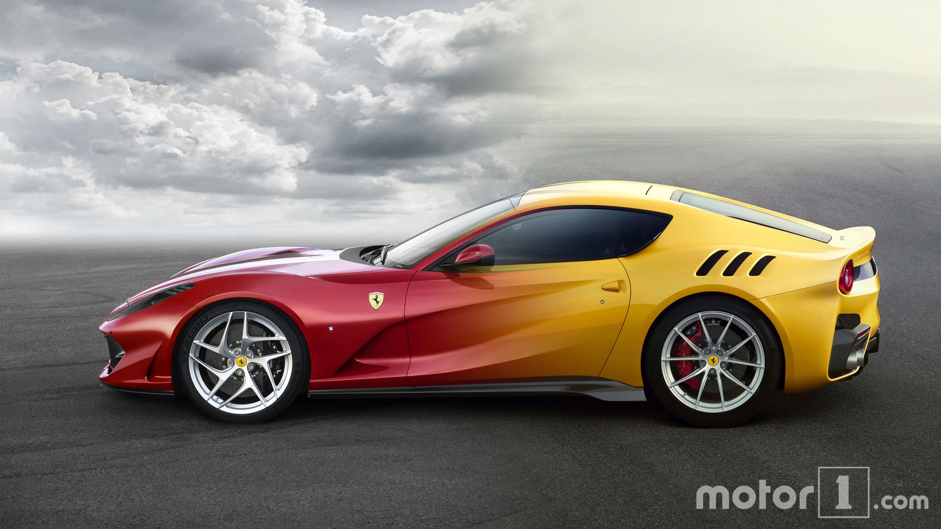 So sanh nhanh Ferrari 812 Superfast va F12tdf hinh anh