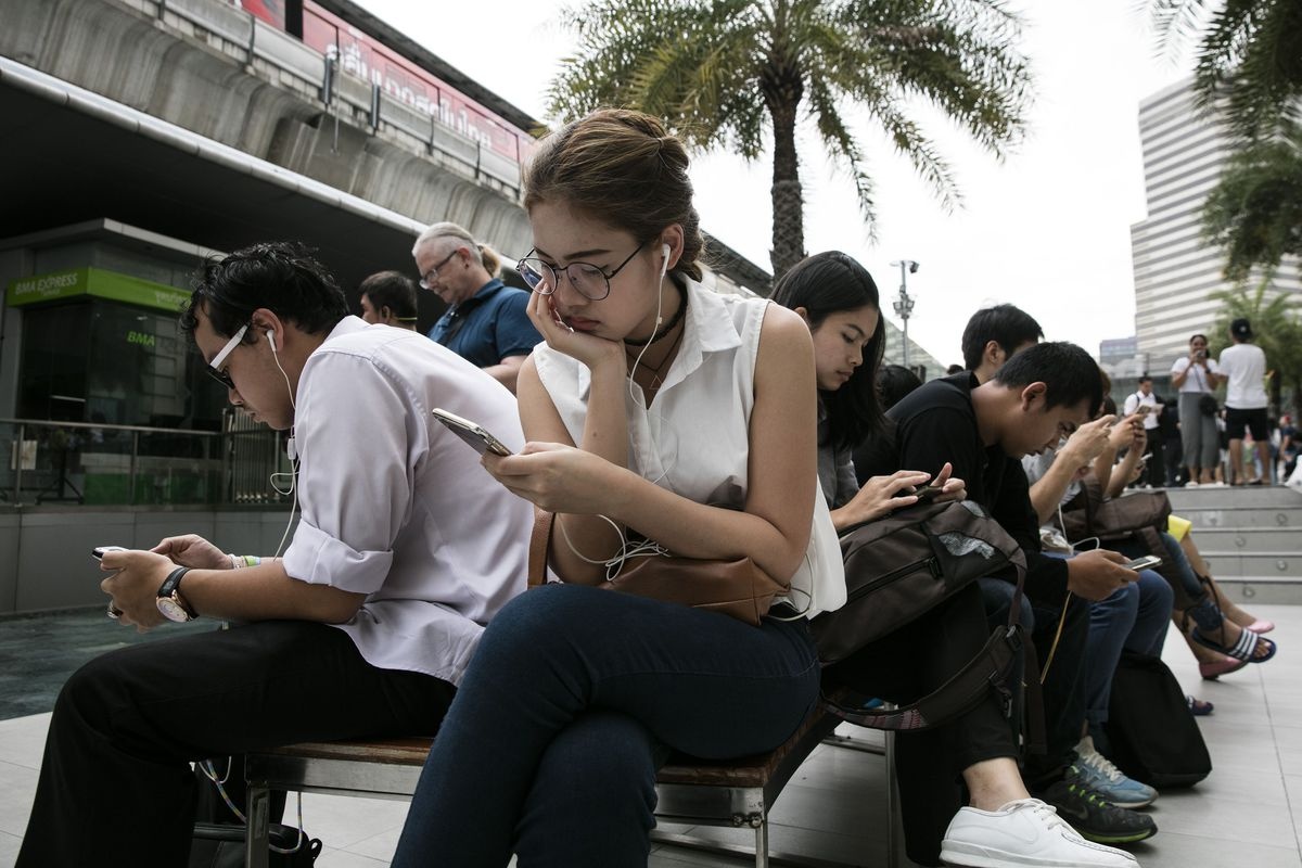 Cang phu thuoc vao mang xa hoi, con nguoi cang co don hinh anh