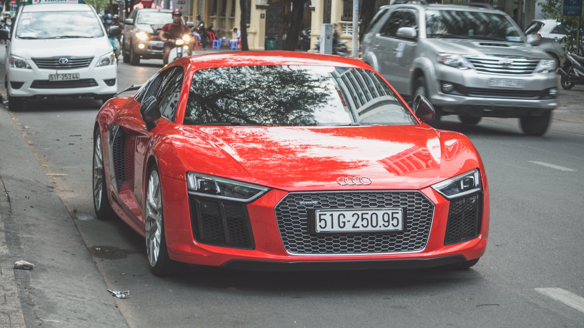 Dong Nhi cam lai sieu xe Audi tren pho Sai Gon hinh anh