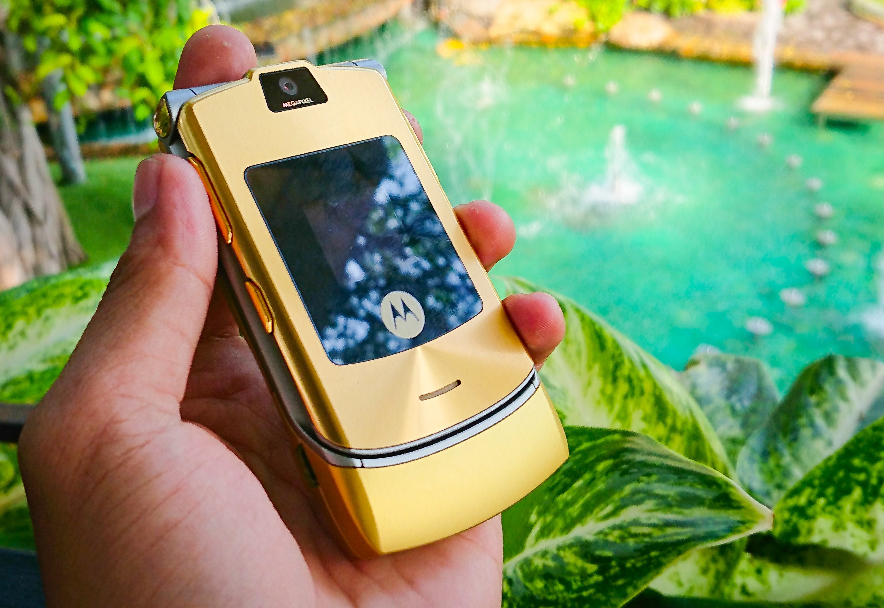 Motorola V3i phien ban Dolce & Gabbana doc la tai VN hinh anh