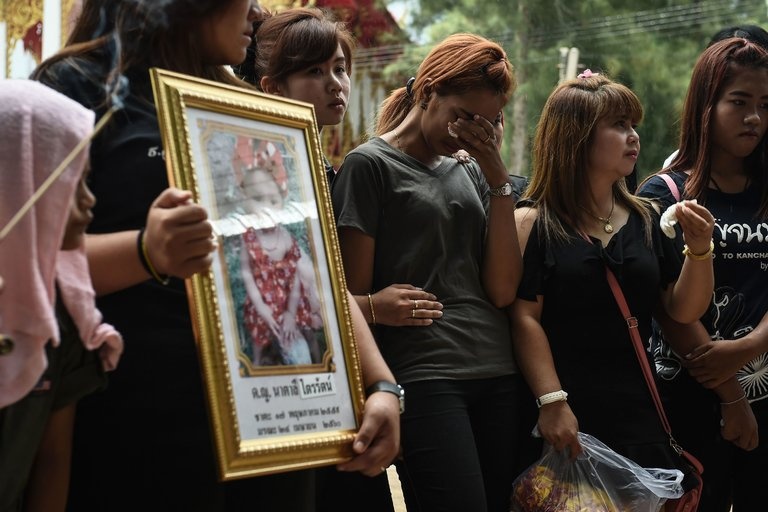 Phat trien qua nong,  Facebook phai thue them nguoi kiem duyet anh 1