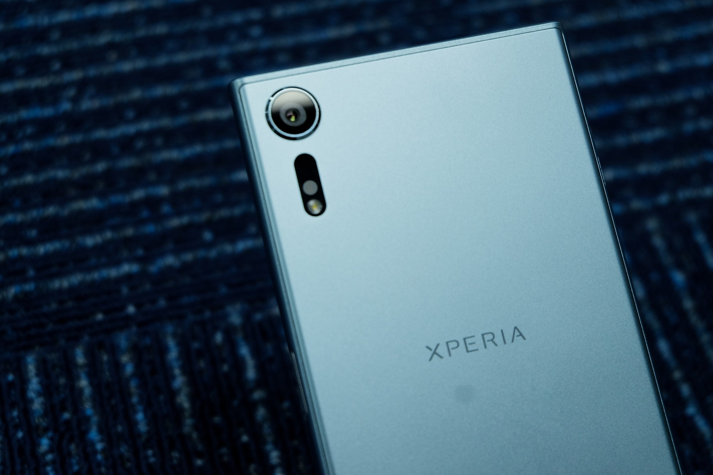 Danh gia Sony Xperia XZs anh 1