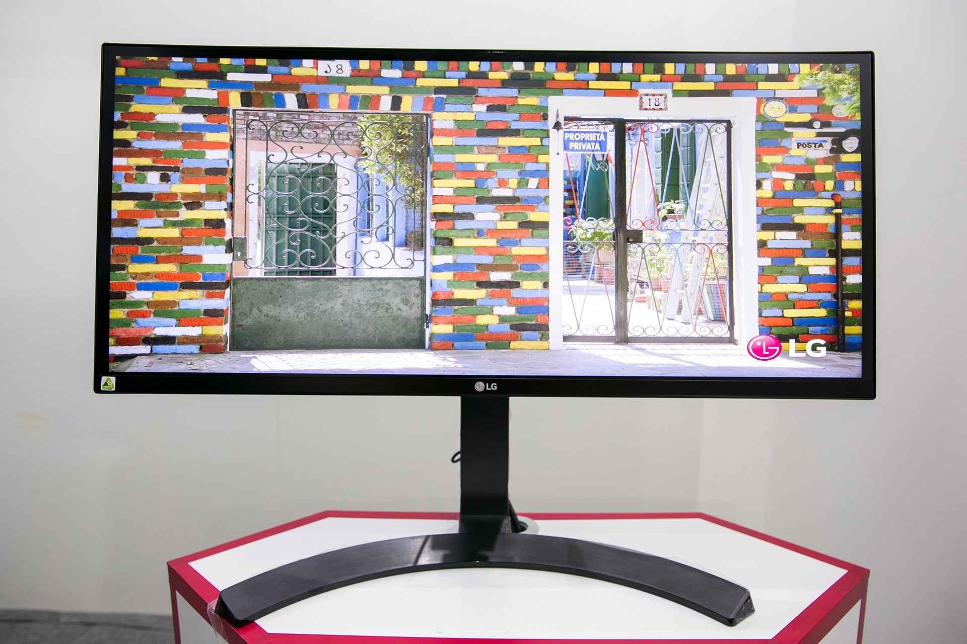 LG trinh lang man hinh 38 inch chuyen cho dan do hoa hinh anh