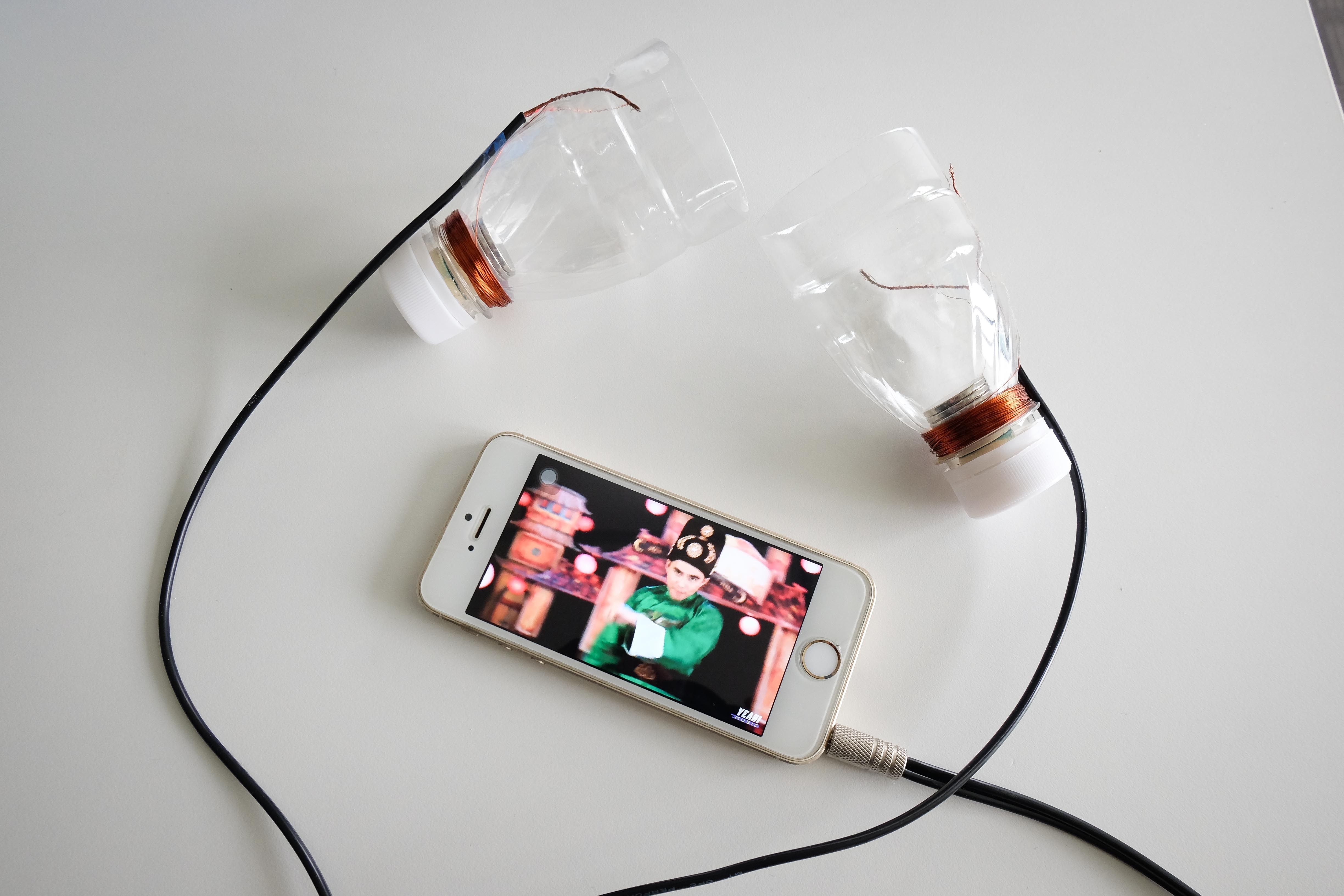 Hoc sinh Viet Nam hoc cach lam tai nghe hinh anh