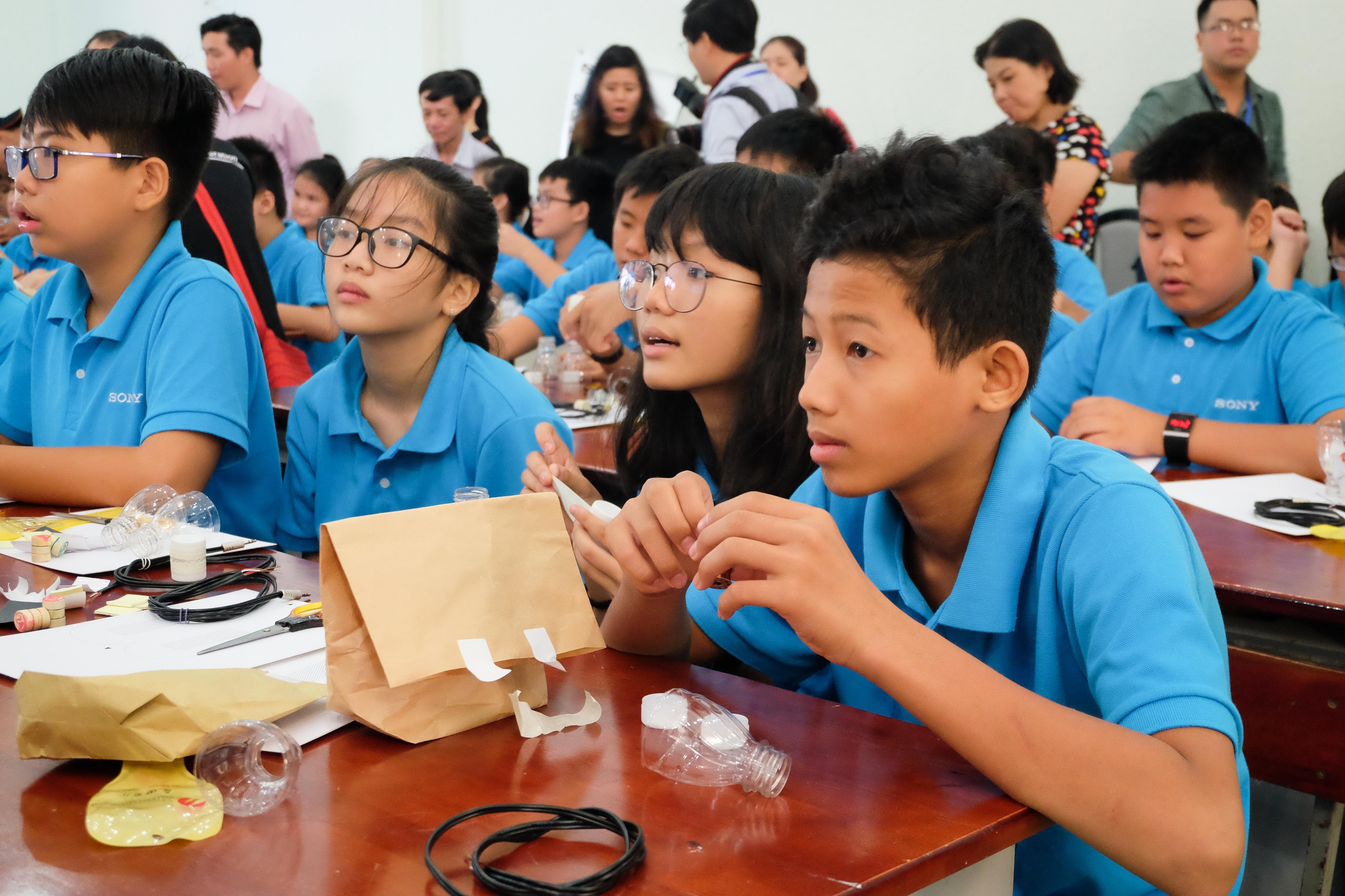 che tao tai nghe tu chai nuoc tai che anh 4