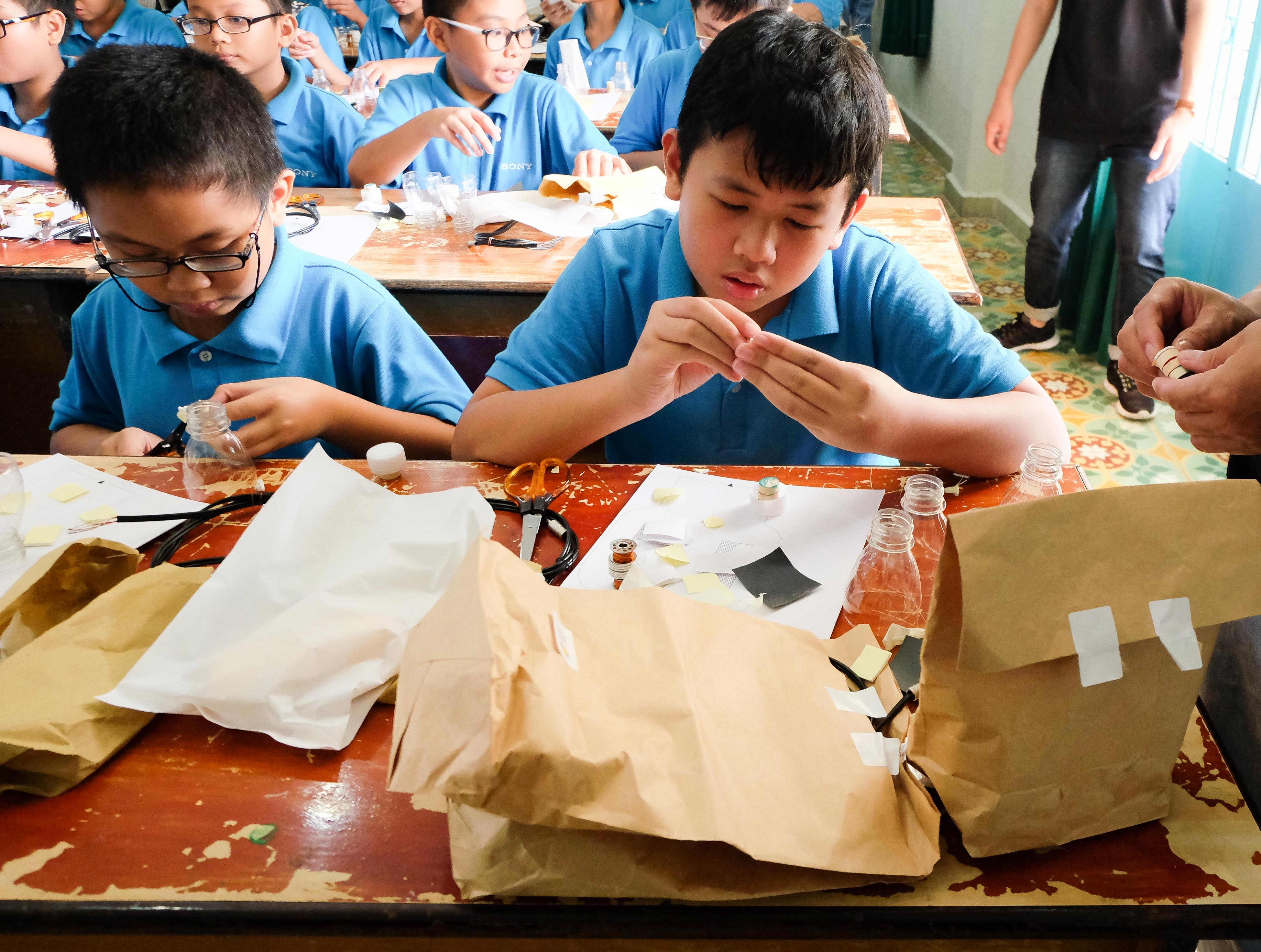 che tao tai nghe tu chai nuoc tai che anh 5