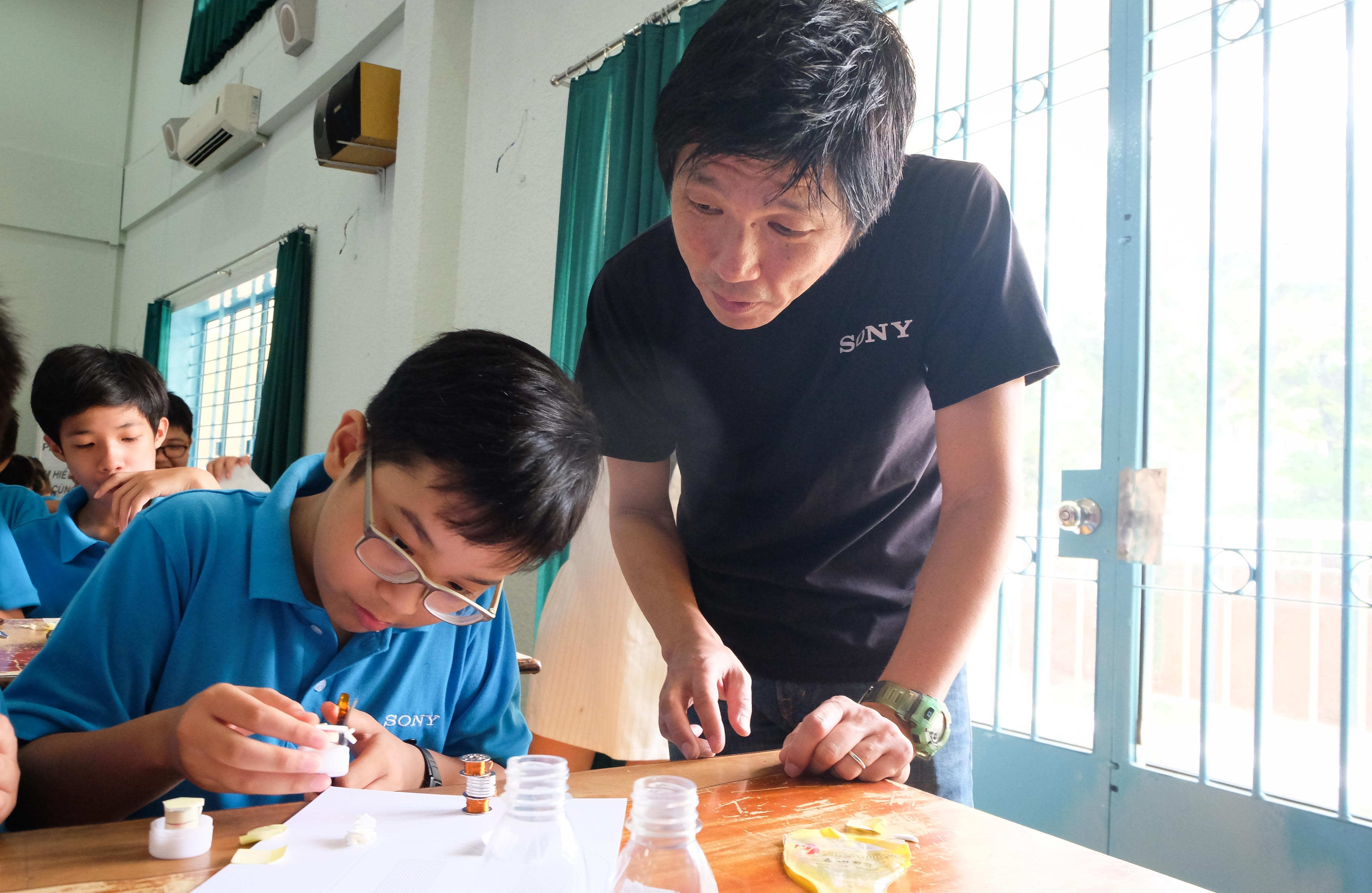 che tao tai nghe tu chai nuoc tai che anh 6