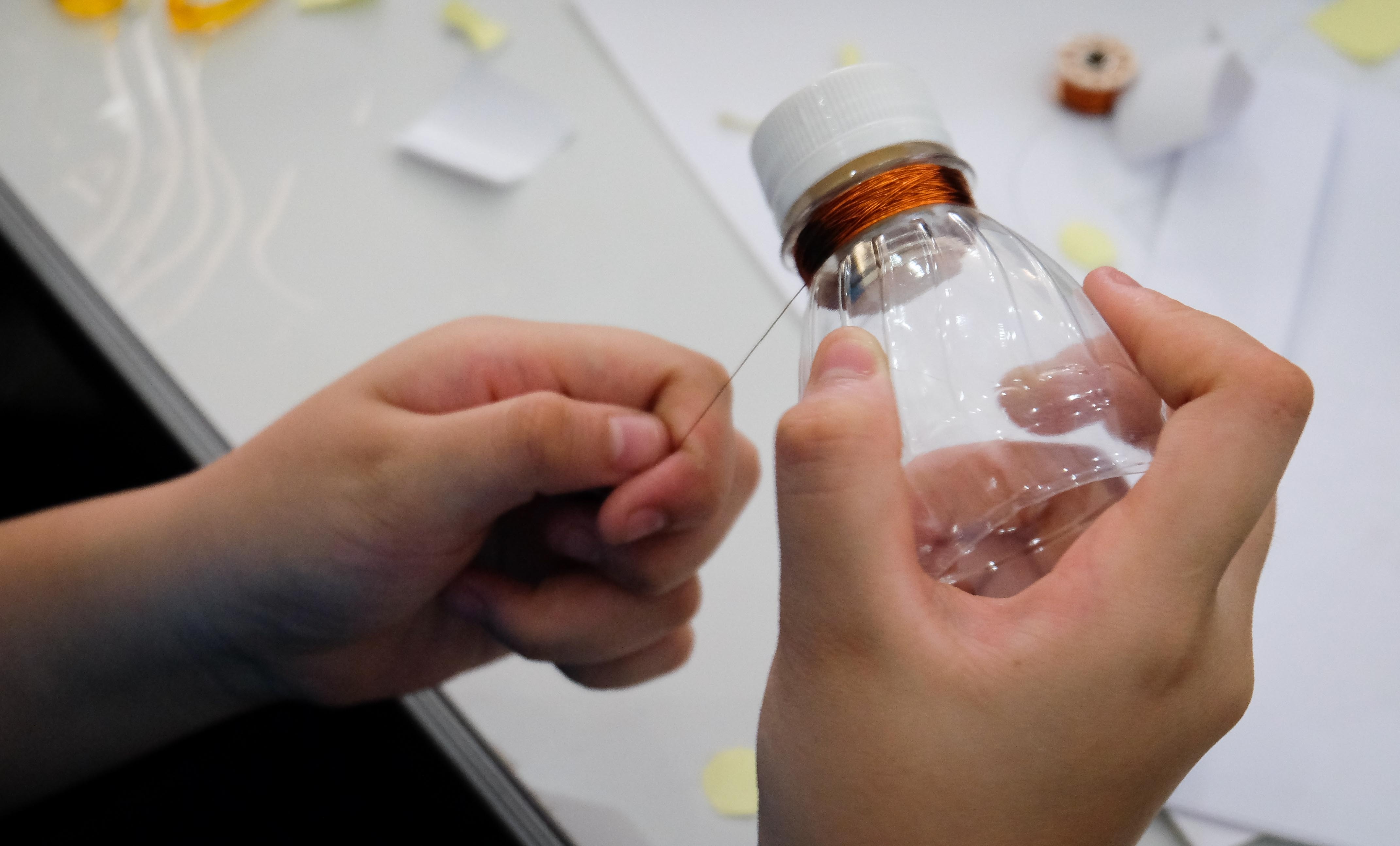 Lam tai nghe tu chai nuoc cu hinh anh