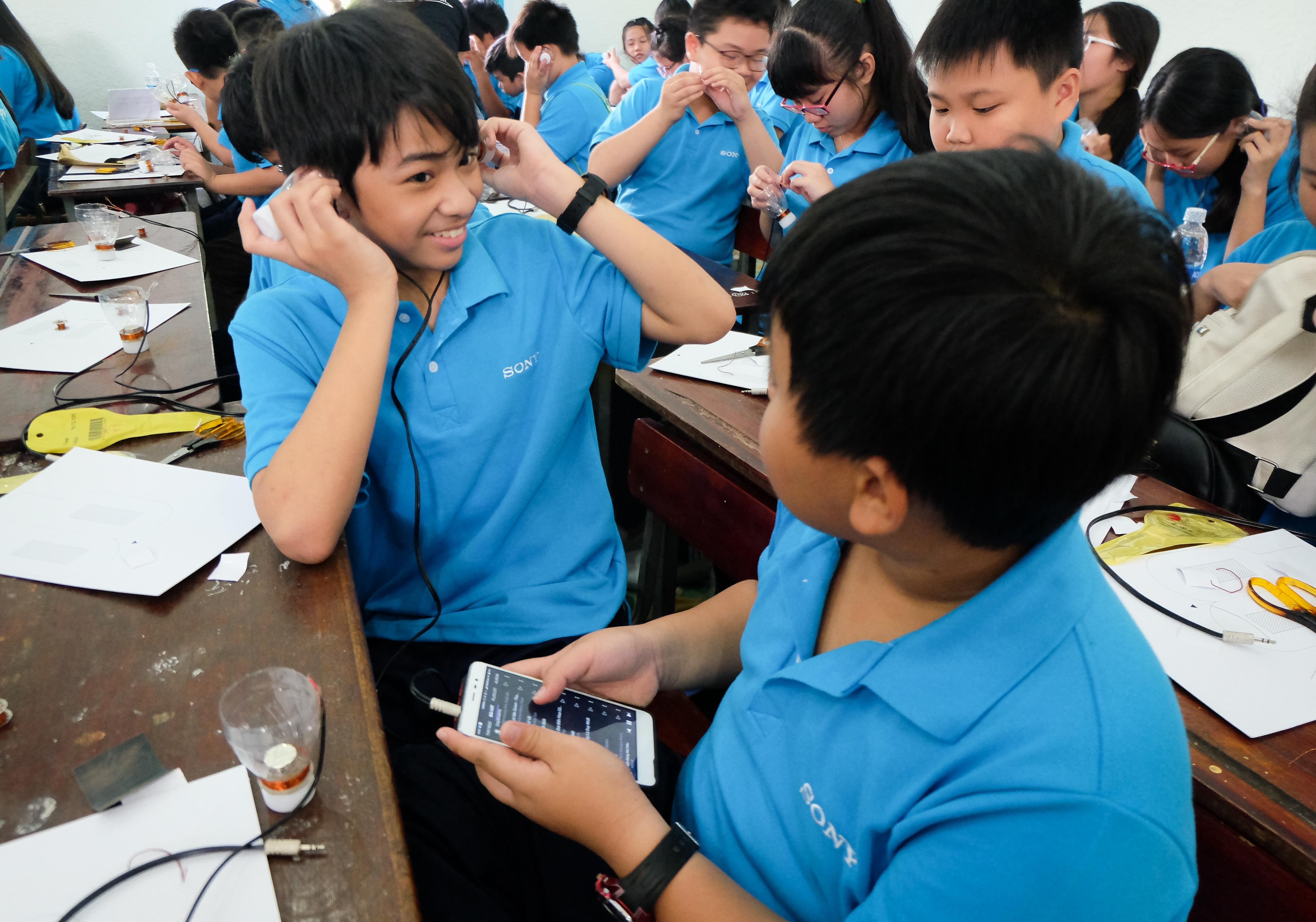 che tao tai nghe tu chai nuoc tai che anh 9