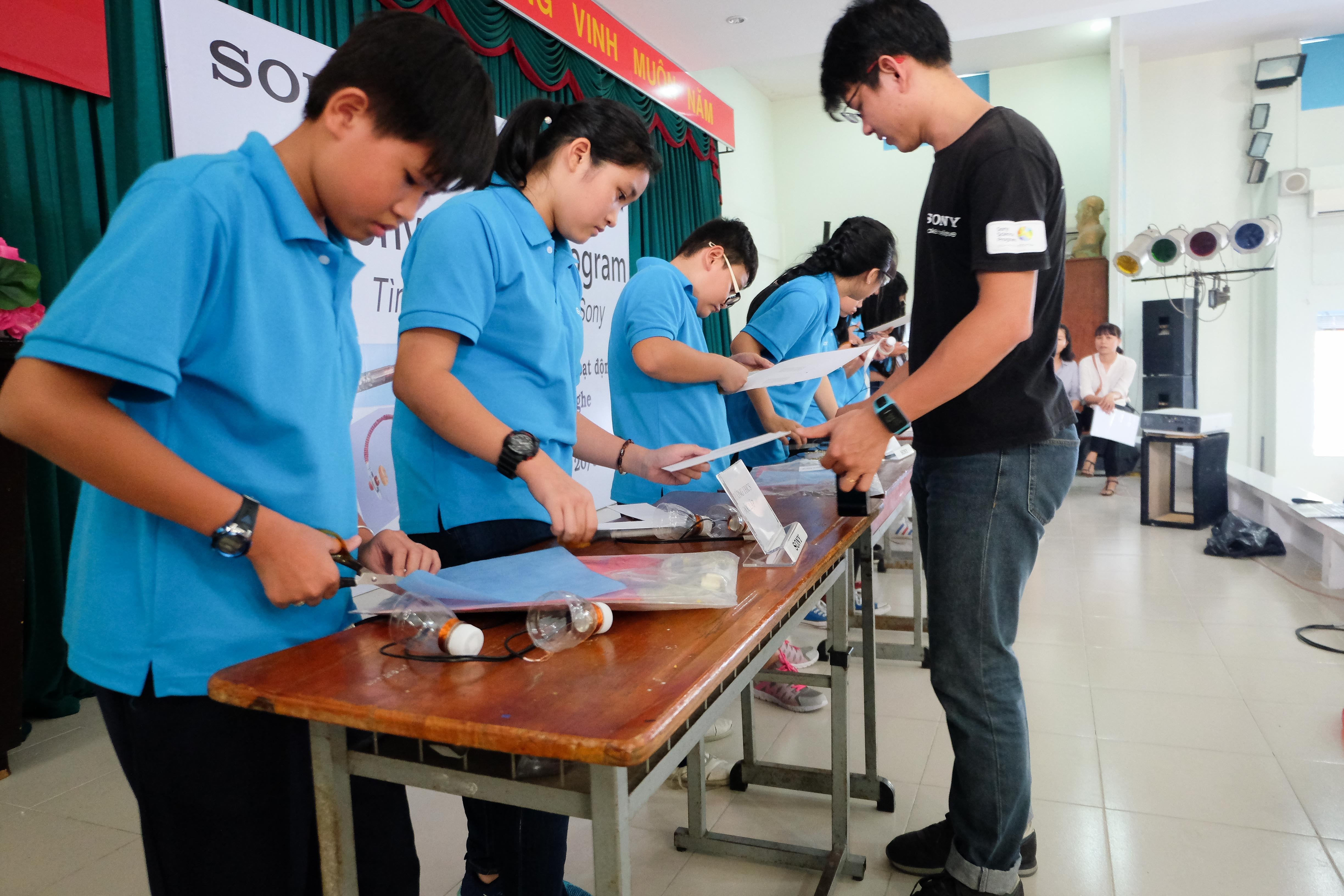 che tao tai nghe tu chai nuoc tai che anh 10