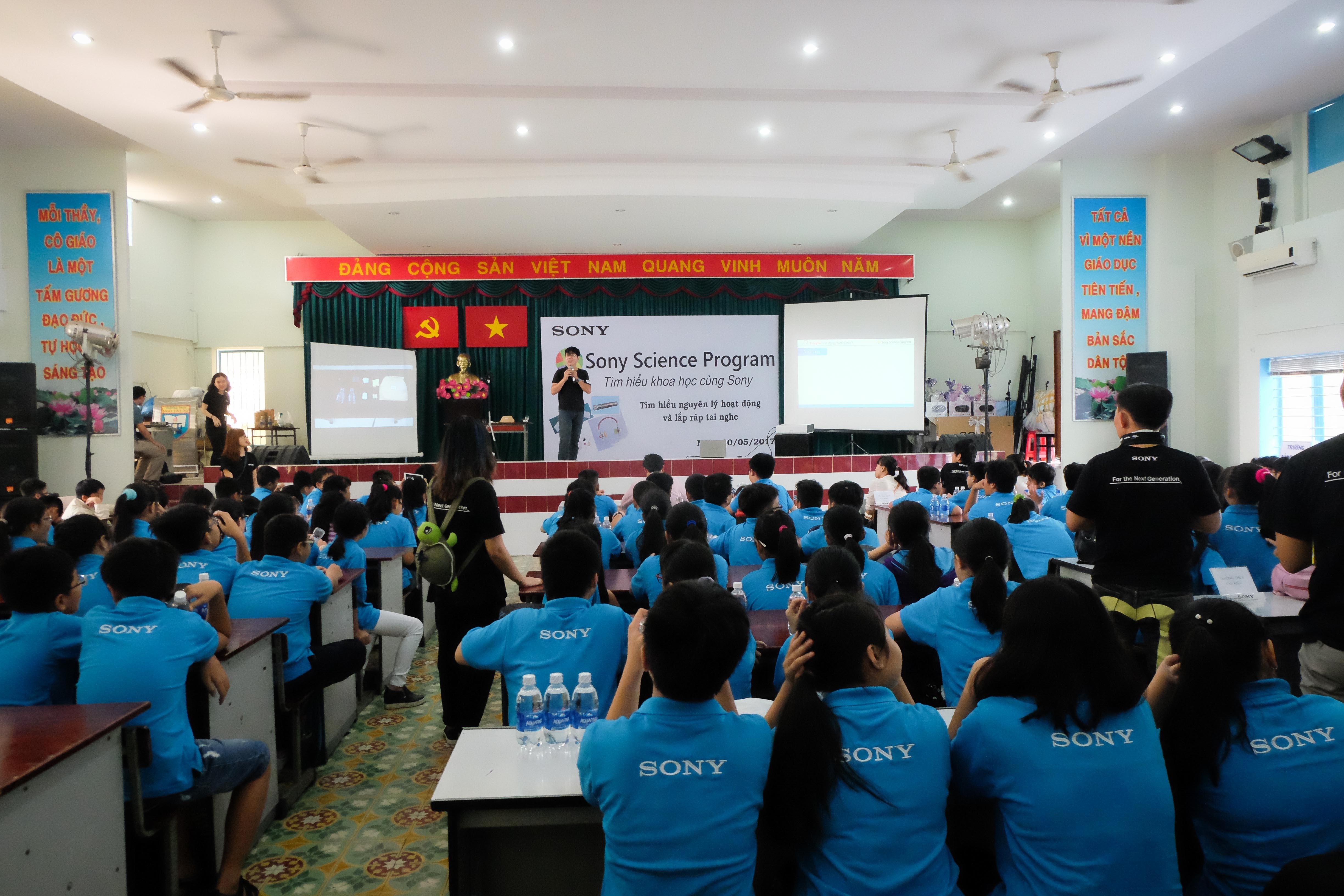 che tao tai nghe tu chai nuoc tai che anh 1