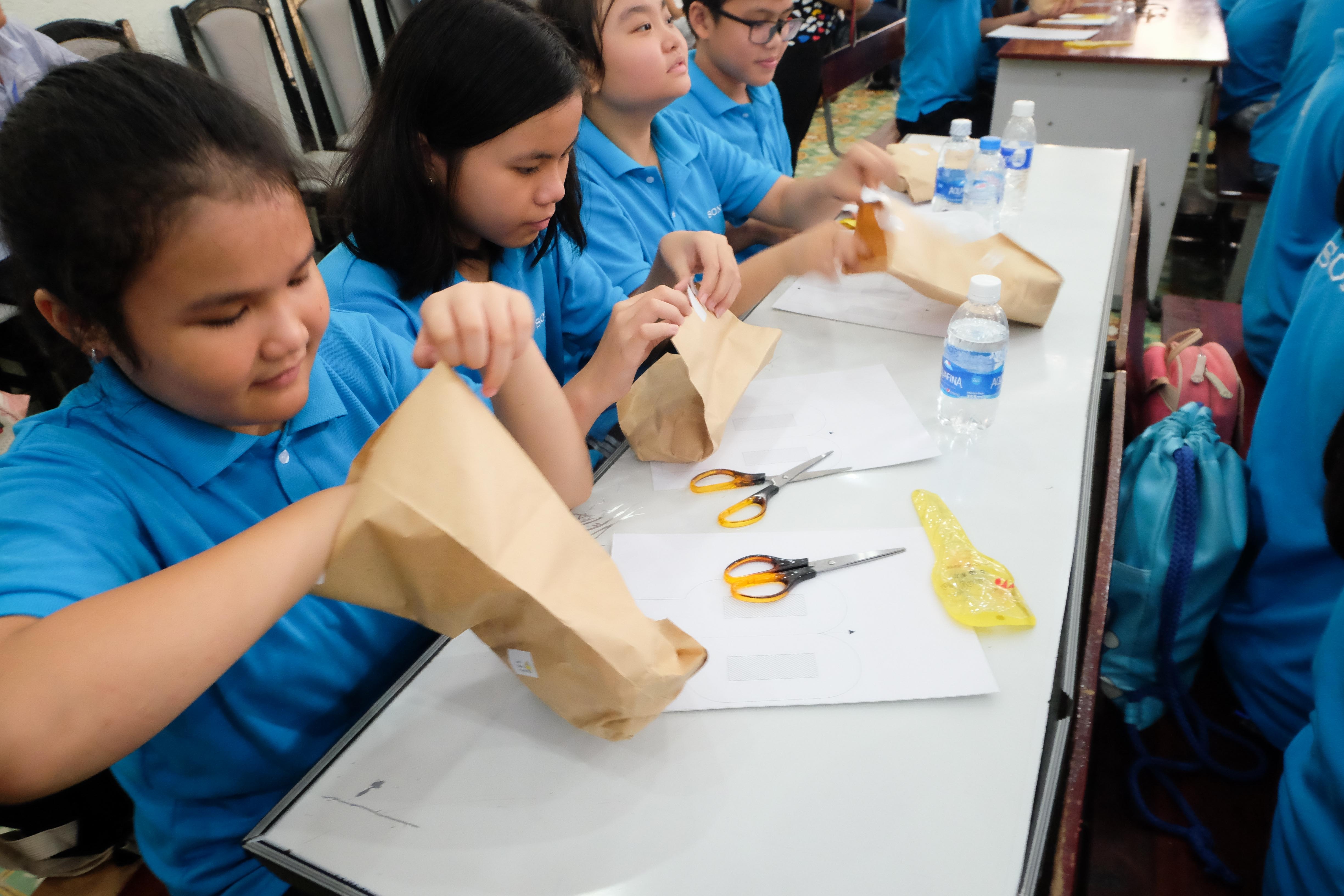 che tao tai nghe tu chai nuoc tai che anh 2