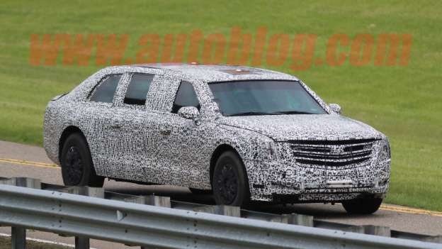 Xe 'quai thu' cua Ong Trump tiep tuc lo dien tren duong chay thu hinh anh