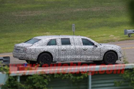 Lộ diện xe Limo " Quái thú" mới của Ông Trump ảnh 2 Lo dien xe Limo " Quai thu" moi cua Ong Trump anh 2