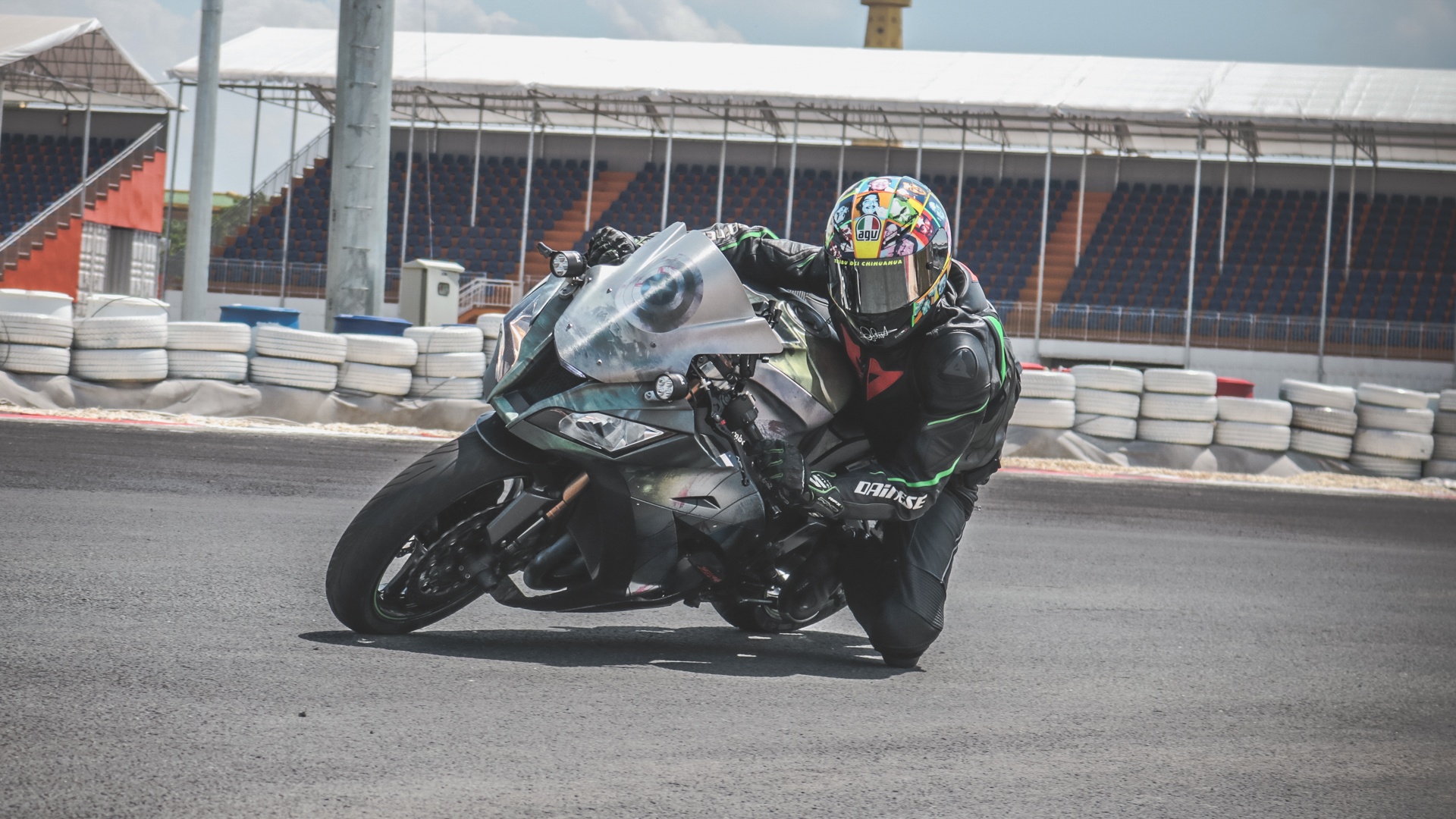 Sieu moto Kawasaki phong cach Captain America o VN hinh anh