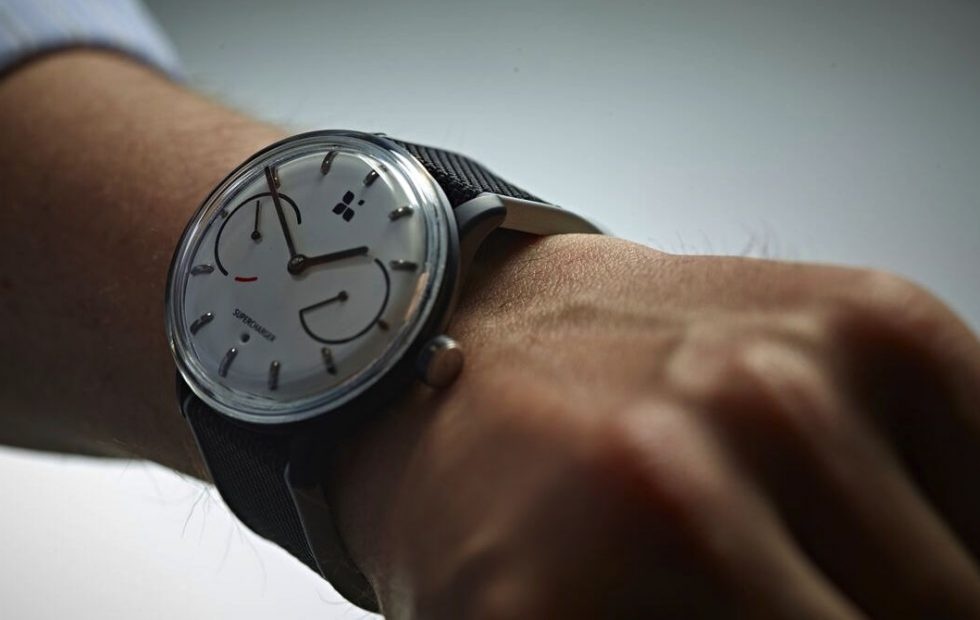 Dong ho thong minh khong can sac dau tien ra doi hinh anh