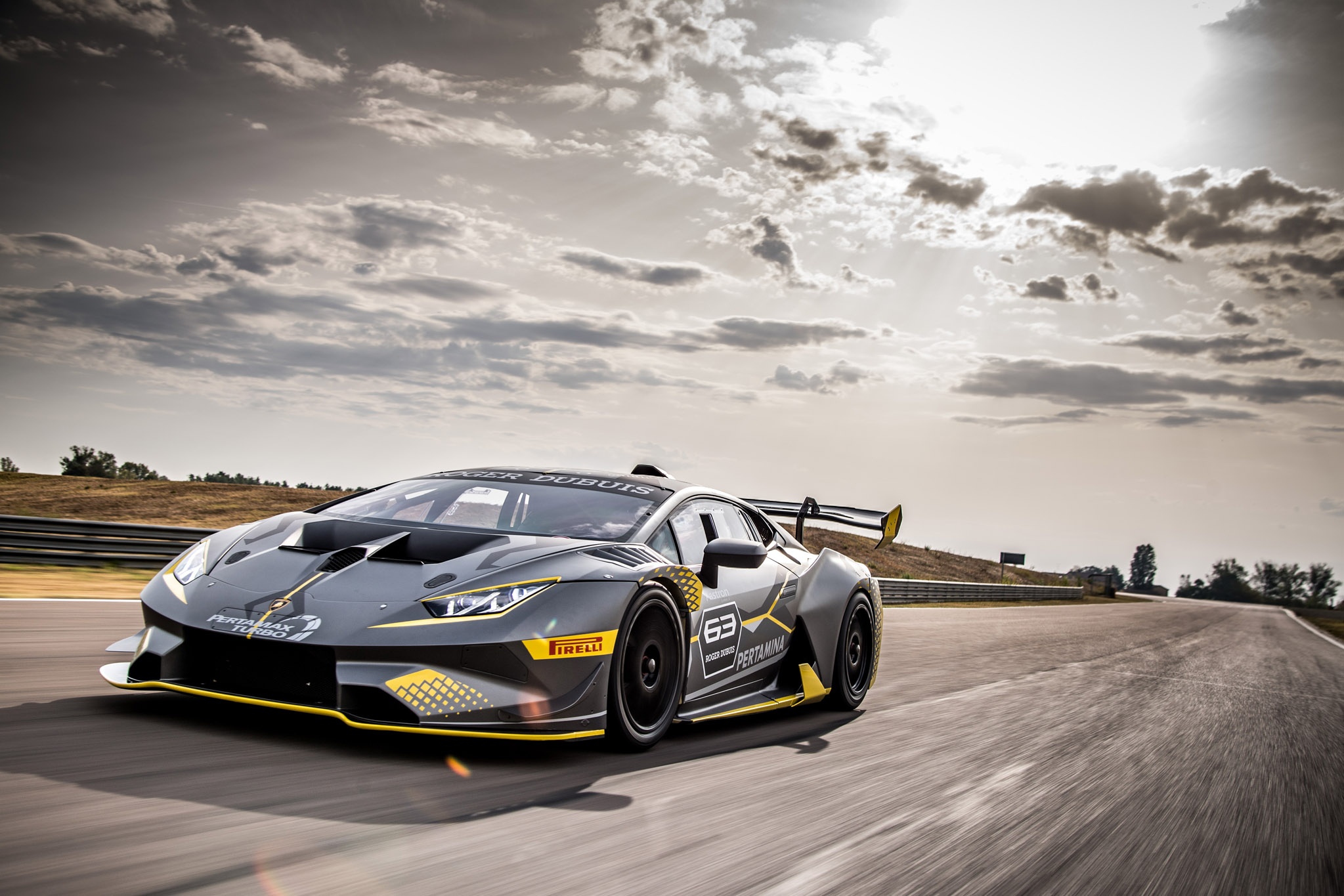 Sieu xe Lamborghini Huracan Super Trofeo phien ban moi hinh anh