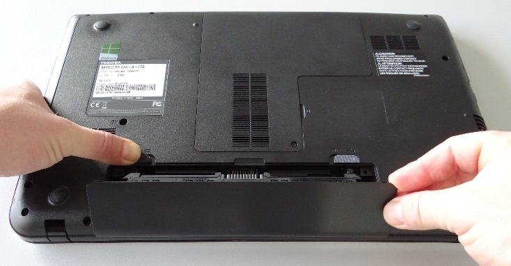 Co nen thao pin khoi laptop de tranh bi chai? hinh anh