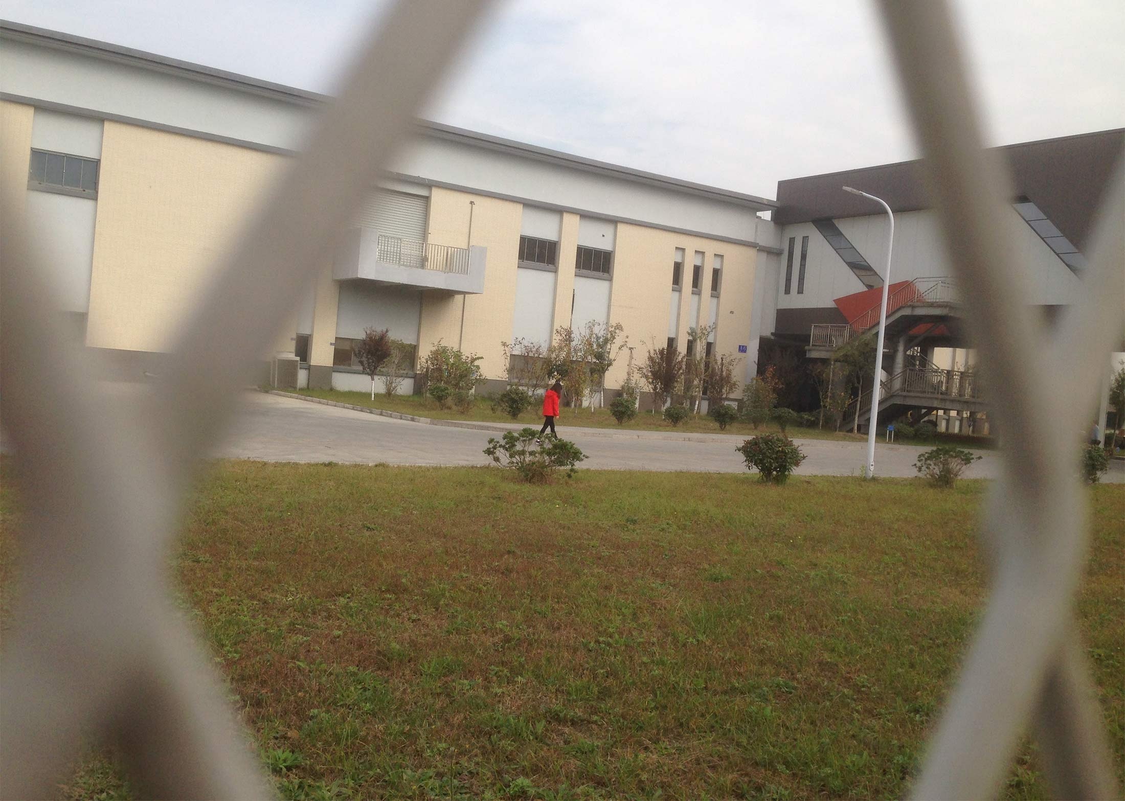 Cong nhan san xuat iPhone 8 lam viec trong moi truong doc hai hinh anh